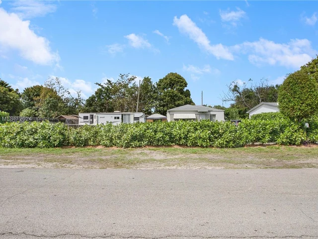 255 NE 161st St, Miami FL 33162