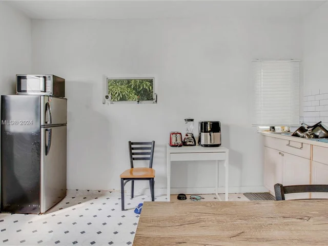 255 NE 161st St, Miami FL 33162