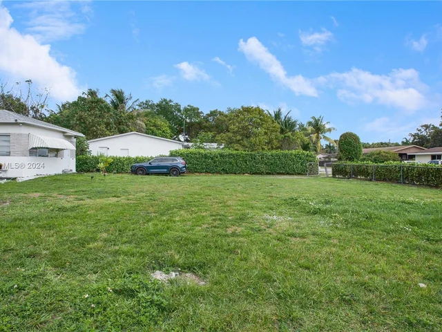 255 NE 161st St, Miami FL 33162