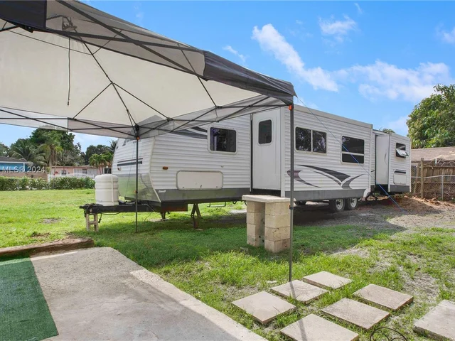 255 NE 161st St, Miami FL 33162