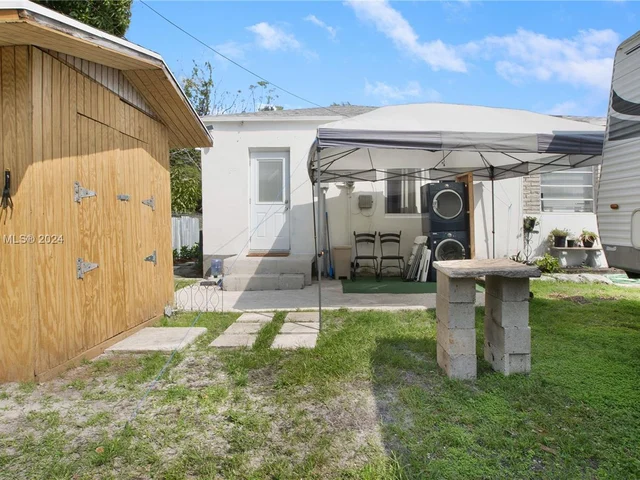 255 NE 161st St, Miami FL 33162