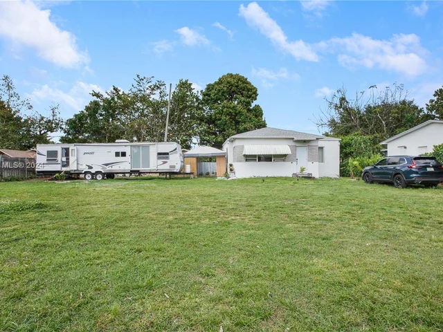 255 NE 161st St, Miami FL 33162