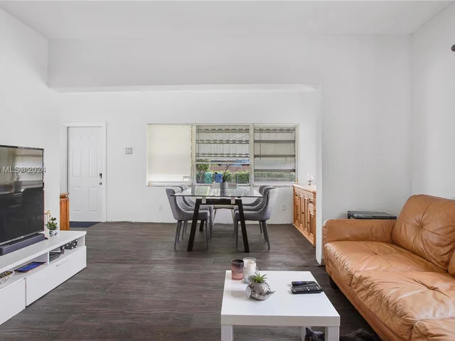 255 NE 161st St, Miami FL 33162