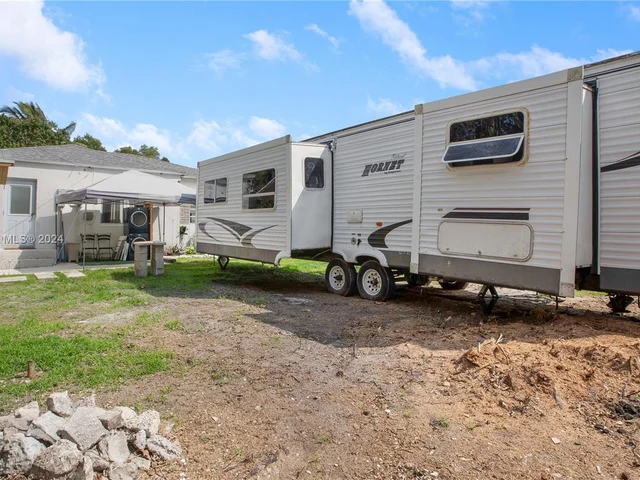 255 NE 161st St, Miami FL 33162