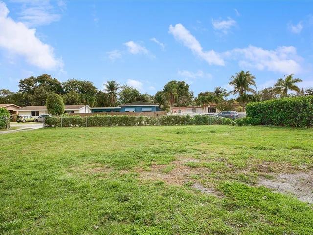 255 NE 161st St, Miami FL 33162