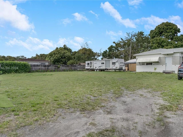 255 NE 161st St, Miami FL 33162