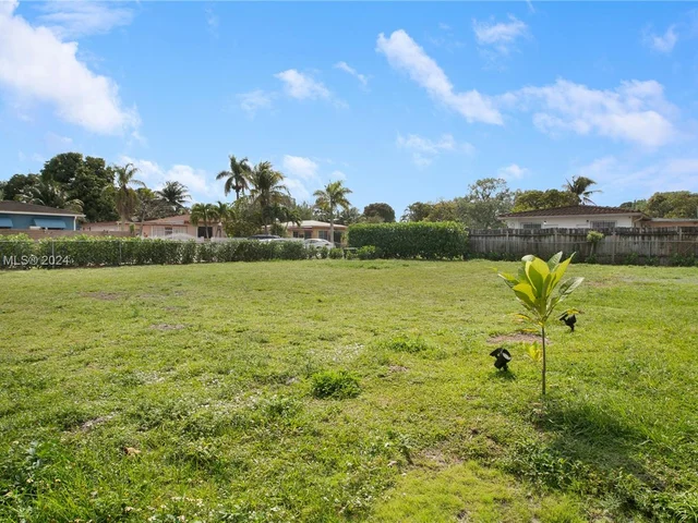 255 NE 161st St, Miami FL 33162