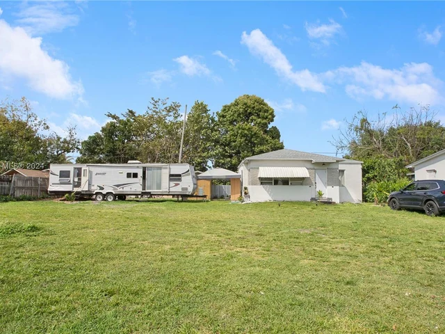 255 NE 161st St, Miami FL 33162