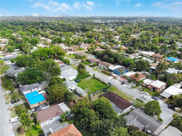 255 NE 161st St, Miami FL 33162