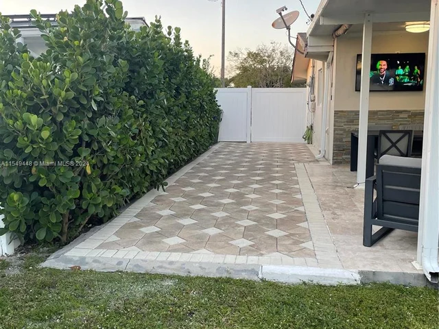 8850 NW 13th St, Pembroke Pines FL 33024