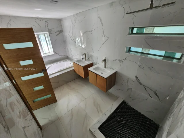 596 W 50th St, Miami Beach FL 33140