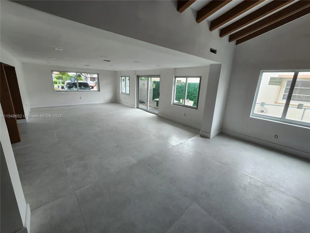 596 W 50th St, Miami Beach FL 33140