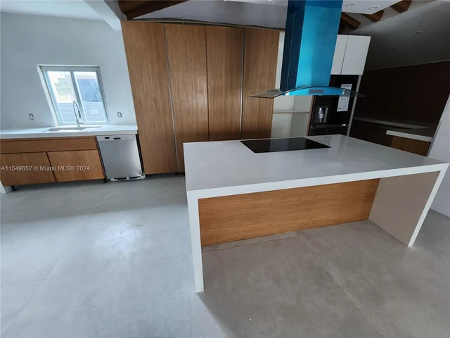 596 W 50th St, Miami Beach FL 33140