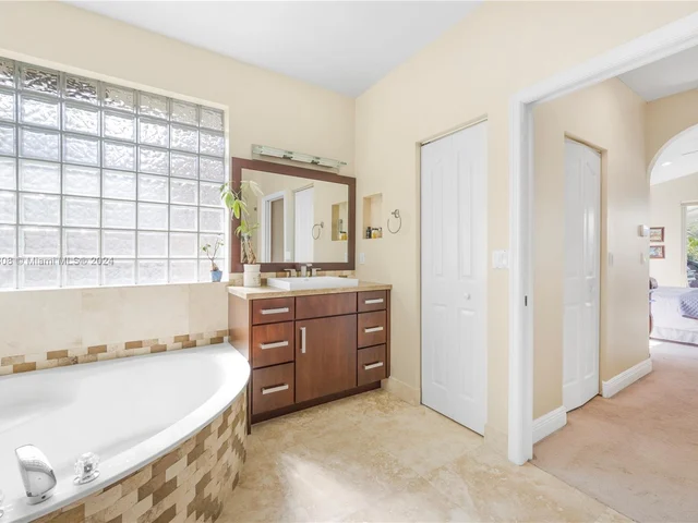 2943 Oakbrook Dr, Weston FL 33332