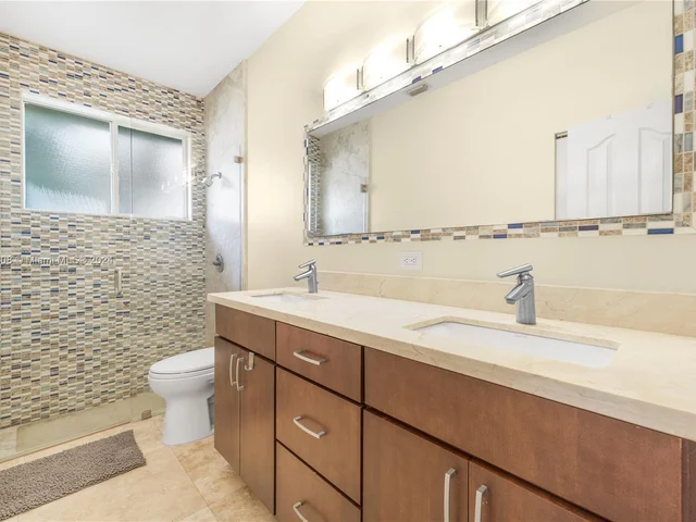 2943 Oakbrook Dr, Weston FL 33332