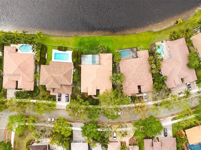 2943 Oakbrook Dr, Weston FL 33332