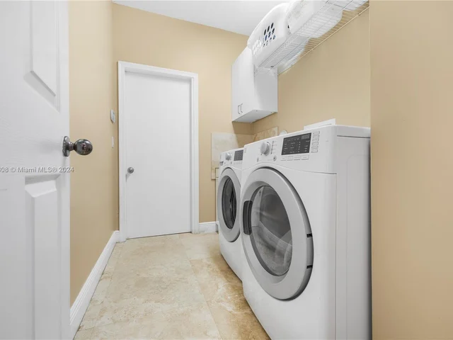 2943 Oakbrook Dr, Weston FL 33332