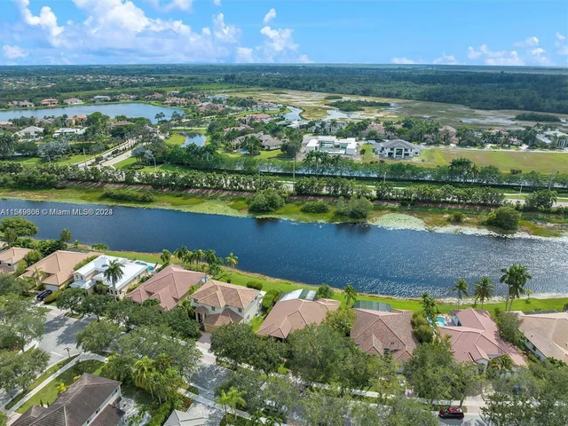 2943 Oakbrook Dr, Weston FL 33332