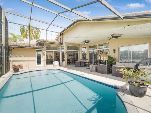 2943 Oakbrook Dr, Weston FL 33332