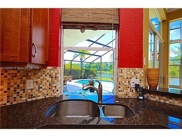 2943 Oakbrook Dr, Weston FL 33332