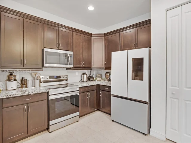 11548 SW 14th St, Pembroke Pines FL 33025