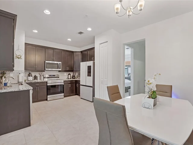 11548 SW 14th St, Pembroke Pines FL 33025