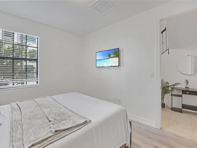 11548 SW 14th St, Pembroke Pines FL 33025