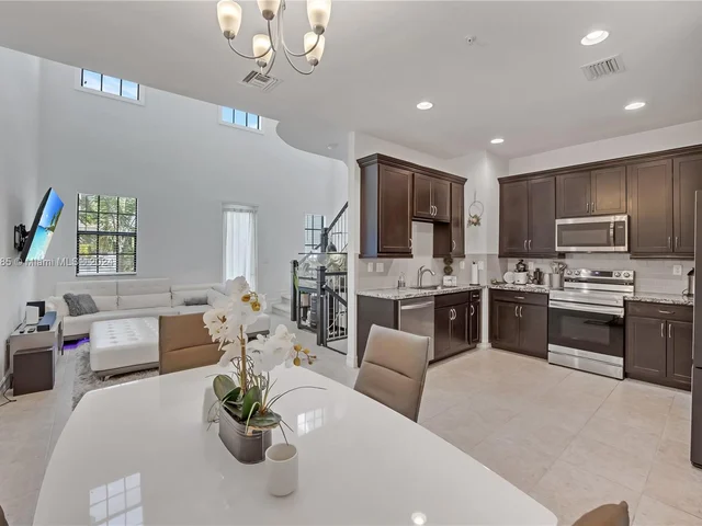 11548 SW 14th St, Pembroke Pines FL 33025