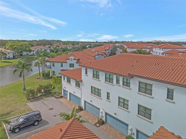 11548 SW 14th St, Pembroke Pines FL 33025