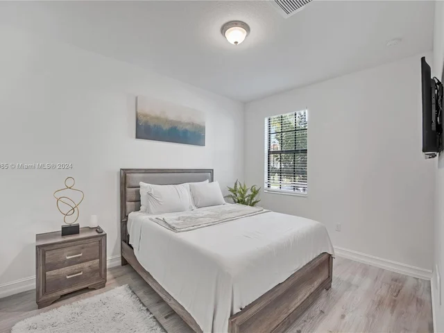 11548 SW 14th St, Pembroke Pines FL 33025