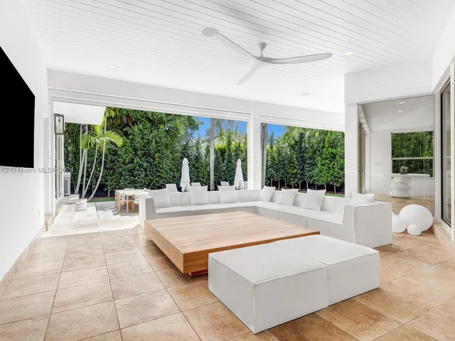 7155 E Lago Dr, Coral Gables FL 33143