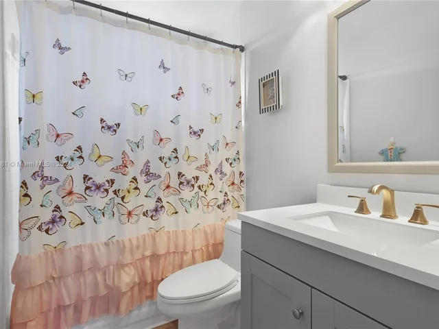 580 Carrington Dr, Weston FL 33326