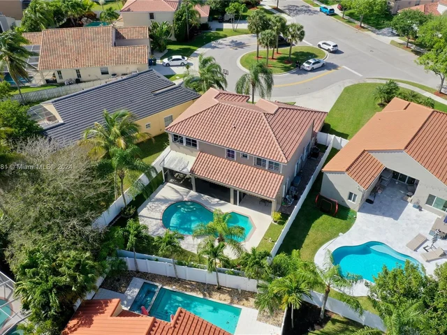 580 Carrington Dr, Weston FL 33326