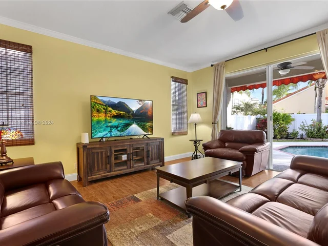 580 Carrington Dr, Weston FL 33326