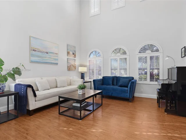 580 Carrington Dr, Weston FL 33326