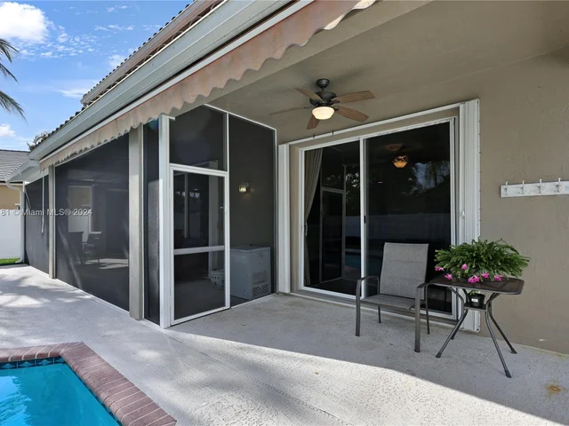 580 Carrington Dr, Weston FL 33326