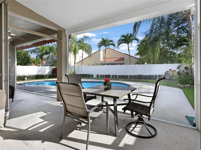 580 Carrington Dr, Weston FL 33326