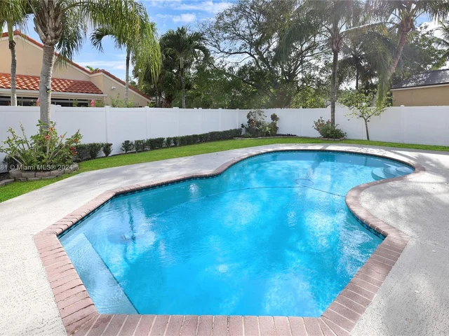 580 Carrington Dr, Weston FL 33326