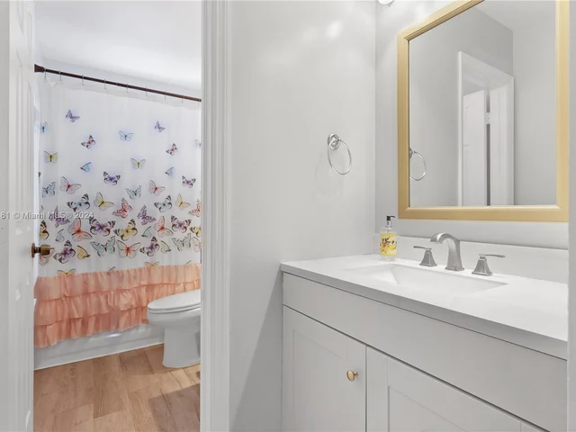 580 Carrington Dr, Weston FL 33326