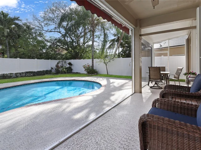 580 Carrington Dr, Weston FL 33326