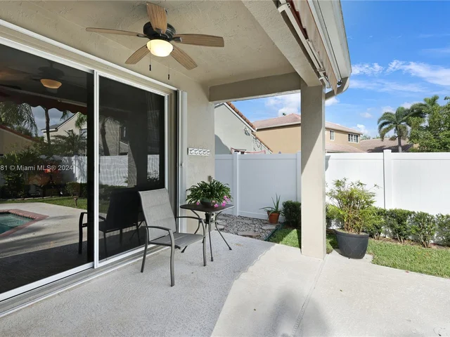 580 Carrington Dr, Weston FL 33326