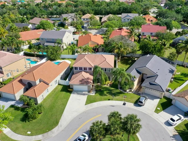 580 Carrington Dr, Weston FL 33326