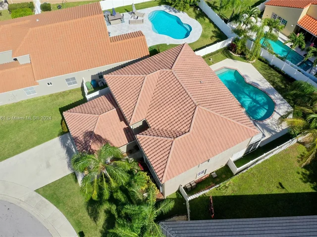 580 Carrington Dr, Weston FL 33326