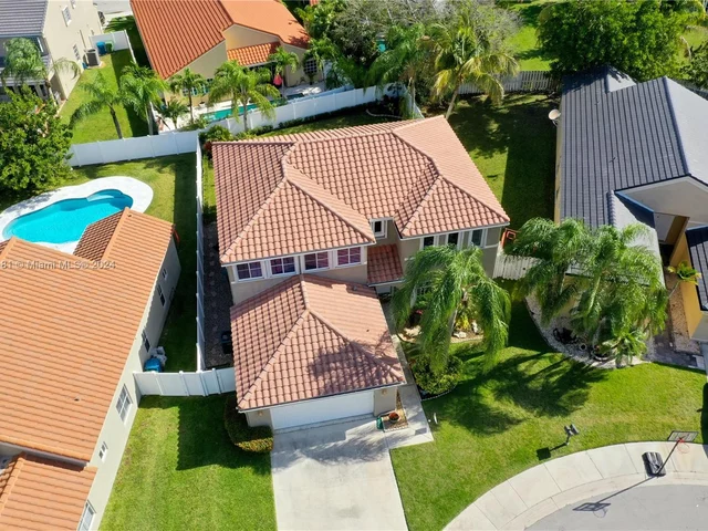 580 Carrington Dr, Weston FL 33326