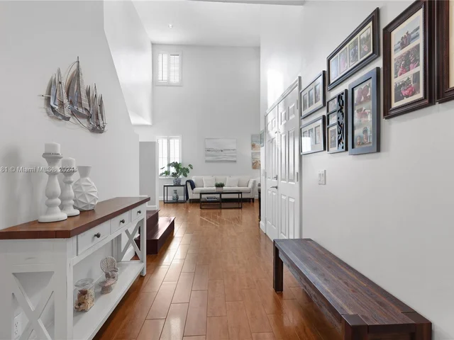 580 Carrington Dr, Weston FL 33326