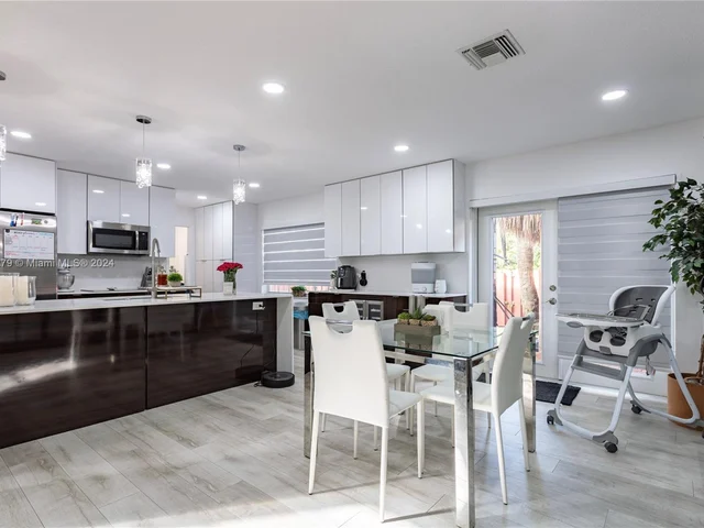 11 NW 110th Ave, Plantation FL 33324