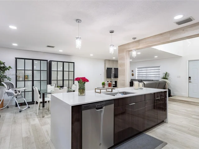 11 NW 110th Ave, Plantation FL 33324