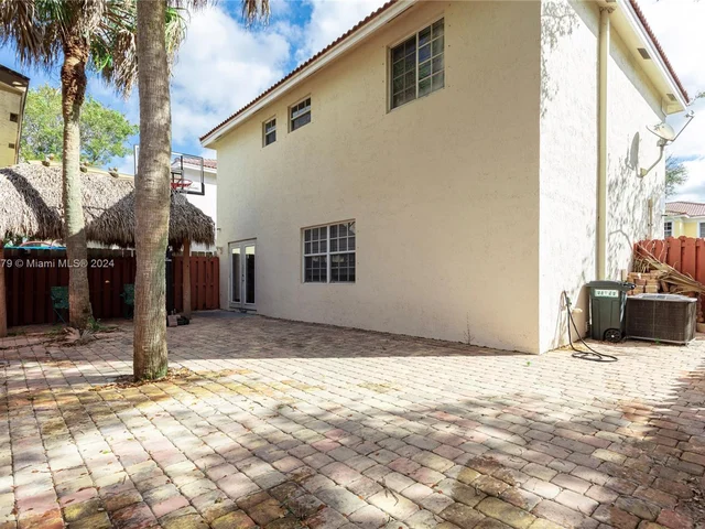 11 NW 110th Ave, Plantation FL 33324