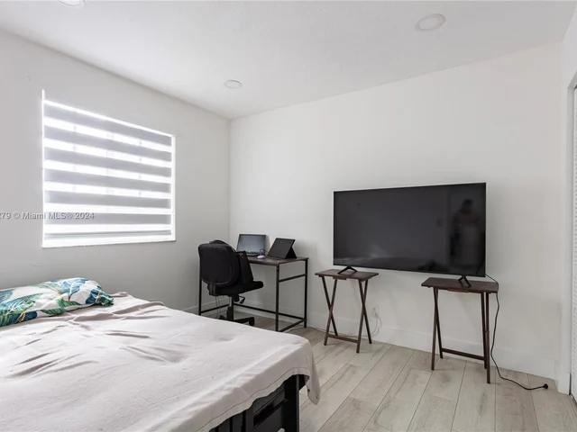 11 NW 110th Ave, Plantation FL 33324