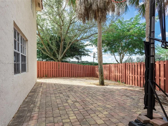 11 NW 110th Ave, Plantation FL 33324